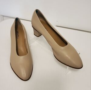 NWOB Vaneli Skye Beige Leather Pumps Size 7.5, Business, Classic